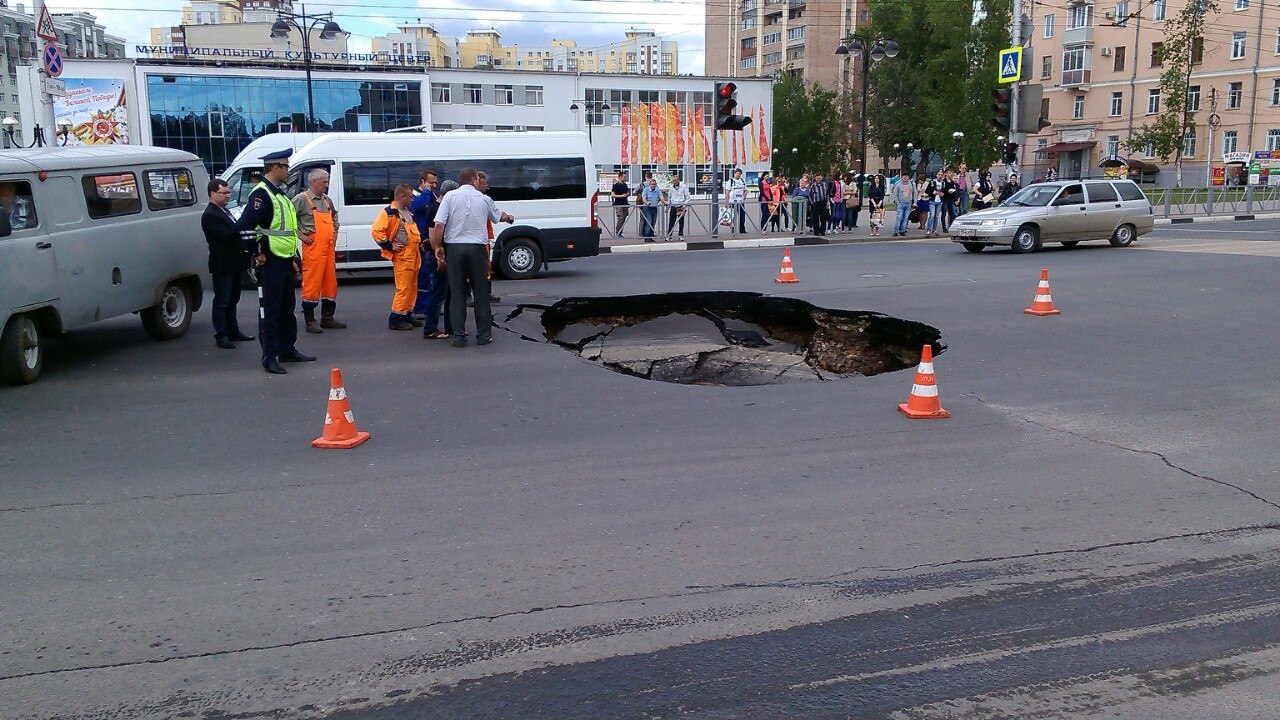 На площади Победы образовалась огромная яма с водой | Вид сбоку