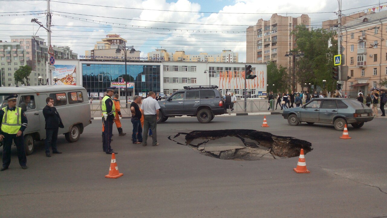 На площади Победы образовалась огромная яма с водой | Вид сбоку